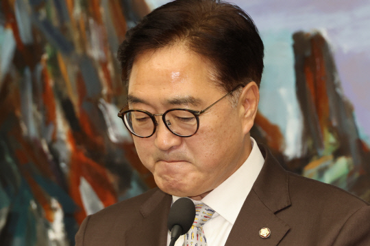 우원식 국회의장이 2일 서울 여의도 국회에서 긴급 기자회견을 열어 이날 본회의에서 내년 예산안을 상정하지 않을 것이라고 밝히고 있다. [연합뉴스]